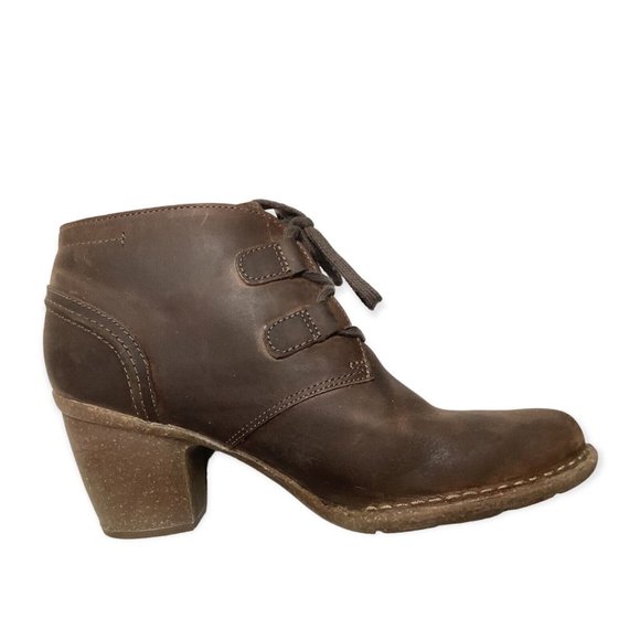 Clarks ankle bootie. Lace up Brown Oiled Nubuck, Carleta Lyon style. Size 11. - Picture 2 of 9